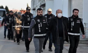 Adanada dağılan 11 bina ilə bağlı 15 nəfər saxlanıldı