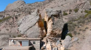 Zəlzələ nəticəsində qaya evin üzərinə aşaraq 2 yerə bölündü - FOTO