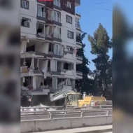 Söküntü zamanı bina qəfil çökdü - Ekskavator sürücüsü son anda xilas oldu (ANBAAN VİDEO)