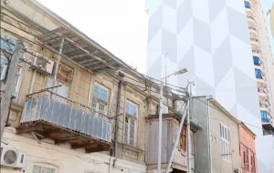 Bakıda qədim bina qəzalı vəziyyətdədir - VİDEO