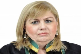 200 min manata yaxın mənimsəmədə təqsirləndirilən vəkil məhkəməyə məcburi gətiriləcək