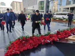 AHİK-in rəhbərliyi və kollektivi \"Ana harayı\" abidəsini ziyarət etdi - FOTOLAR