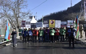 Aksiya iştirakçıları Xocalı faciəsi ilə bağlı şüarlar səsləndirirlər - VİDEO