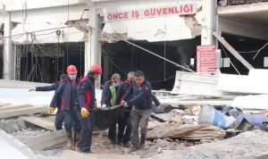Zəlzələdə zərər görən fabrik çökdü - Ölən və yaralananlar var (VİDEO)