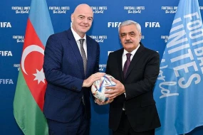 Rövnəq Abdullayev FIFA-nın prezidenti ilə görüşdü