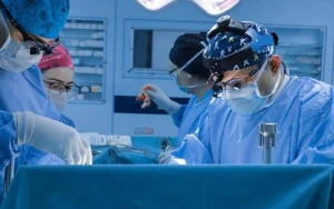 Cərrah əməliyyatda binti xəstənin qarnında unutdu