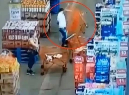 Kassada sıra gözləyən kişi ona dəyən qadının üstünə araba atdı – ŞOK VİDEO