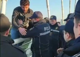 Polis özünü körpüdən atmaq istəyən şəxsi belə xilas etdi - VİDEO