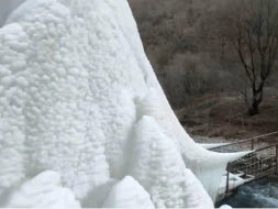 Kəlbəcərdə şaxtalı havanın yaratdığı buzdan dağ - VİDEO