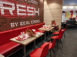 Ölkədən qaçan keçmiş prezident fast food şəbəkəsində peyda olub - FOTO