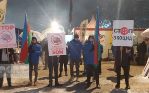 Havanın soyuq olmasına baxmayaraq, Xankəndi-Laçın yolunda aksiya axşam da davam edir