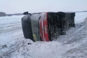 Rusiyada 54 nəfəri daşıyan avtobus aşdı: Yaralılar var - FOTO