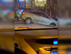 \"Prius\" qarlı havada səkiyə aşdı - VİDEO