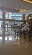 Otel işçisinə əsəbiləşdi, lüks avtomobili ilə otelə girdi – ŞOK VİDEO