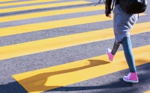 Bakıda DƏHŞƏT: Avtomobil gənc piyadanı vurdu