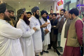 Taliban vitrindəki cansız manekenlərin də üzlərini və başlarını bağlatdırdı – VİDEO