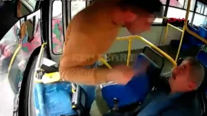 Sərnişin avtobus sürücüsünü amansızcasına döydü - ANBAAN VİDEO