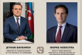 Ceyhun Bayramov niderlandlı həmkarı ilə Laçın yolu ətrafındakı vəziyyəti müzakirə etdi