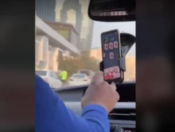 Bakıda taksi sürücüsündən təhlükə! - Maşını idarə edə-edə \"poker\" oynadı (VİDEO)