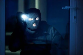 Paytaxtda mağazaya silahlı basqın edildi