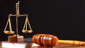 Marketdən balıq kürüsü oğurladı, \"uşaqlarım üçün oğulamışam\" dedi