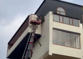 Bakıda binanın mansardında tikilən əlavə balkon sökülür - YENİLƏNDİ (FOTO+VİDEO)