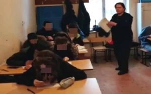 UNEC-in nəzdindəki kollecdə imtahanlarda RÜŞVƏT: Cavablar telefondan köçürülür - VİDEO