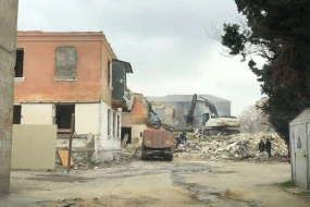 Bakıda daha bir bina sökülür - FOTO