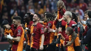 “Qalatasaray” məşhur futbolçu ilə vidalaşdı FOTO