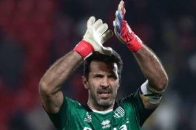 Əfsanəvi qapıçı karyerasını bitirməyi düşünür