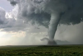 Bu ölkədə tornado baş verdi - Qarşısındakı hər şeyi məhv etdi - VİDEO