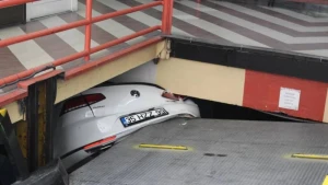 Avtomobil lift dayanacağına sıxışdı  - FOTO