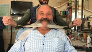 19 ildir kəsmədiyi bığları 120 sm oldu - VİDEO