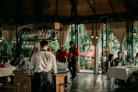 Tanınmış meyxanaçı restoranda qadın müğənnini döydü - Həbs edildi (FOTO)