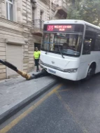 Bakıda sərnişin avtobusu işıq dirəyinə çırpılıb
