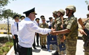 Baş Prokuror Naxçıvanda hərbi qulluqçulara hədiyyələr verdi