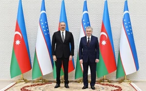 İlham Əliyev Özbəkistan Prezidentinə zəng etdi