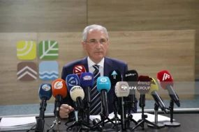 Muxtar Babayev brifinq keçirir - YENİLƏNİR