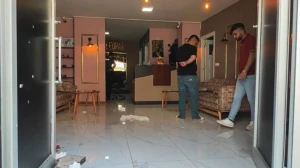 Gözəllik salonuna SİLAHLI HÜCUM: Yaralılar var, ikisi qadındır