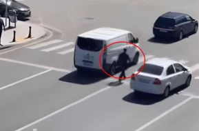 Piyada maşın yolunda təhlükə yaratdı - VİDEO