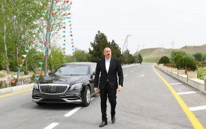 Prezident bölgələrə səfər edəndə maşını niyə özü sürür? 