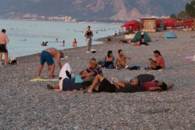 İstidən çimərlikdə gecələdilər