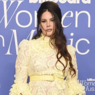 Lana Del Rey restoranda ofisiant işləyərkən görüntüləndi -  Foto