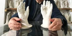 Bakıda məşhur sabiq nazirin əllərinin heykəli hazırlandı - FOTO