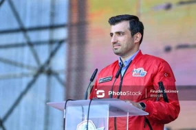 Səlcuq Bayraktar \"IDEF - 23\" sərgisində Azərbaycan pavilyonunu ziyarət etdi