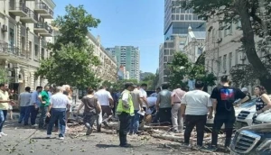 Bakıda ağac yolun ortasına aşdı: Xəsarət alan var - FOTO