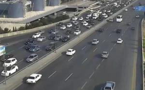 Bakının bir sıra yollarında tıxac yaranıb - SİYAHI