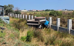 Maştağa yolunda “KamAZ” dərəyə aşdı - FOTOLAR