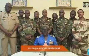 Nigerdə ​​əsgər hakimiyyəti ələ keçirdiyini elan etdi