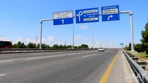 Heydər Əliyev prospektində yeni istiqamətverici lövhələr quraşdırıldı - FOTOLAR